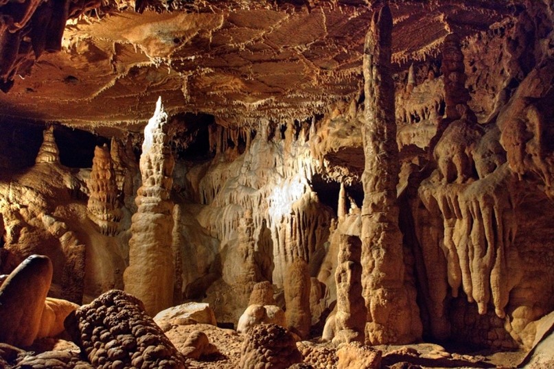 Krápníky v jeskyni Balcarka, Doronenko, CC BY-SA 4.0, via Wikimedia Commons