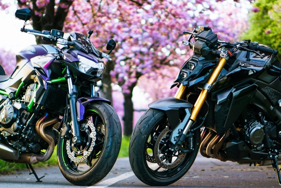 Motorky pod stromem
