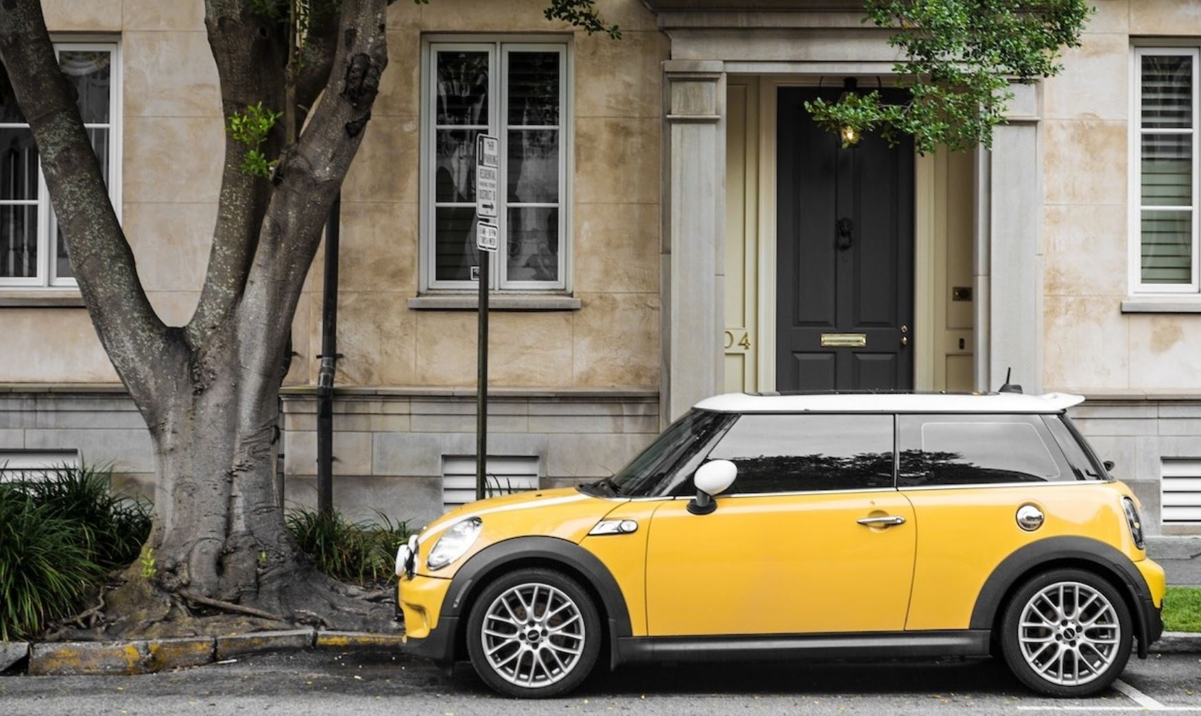 Mini Cooper na ulici před domem