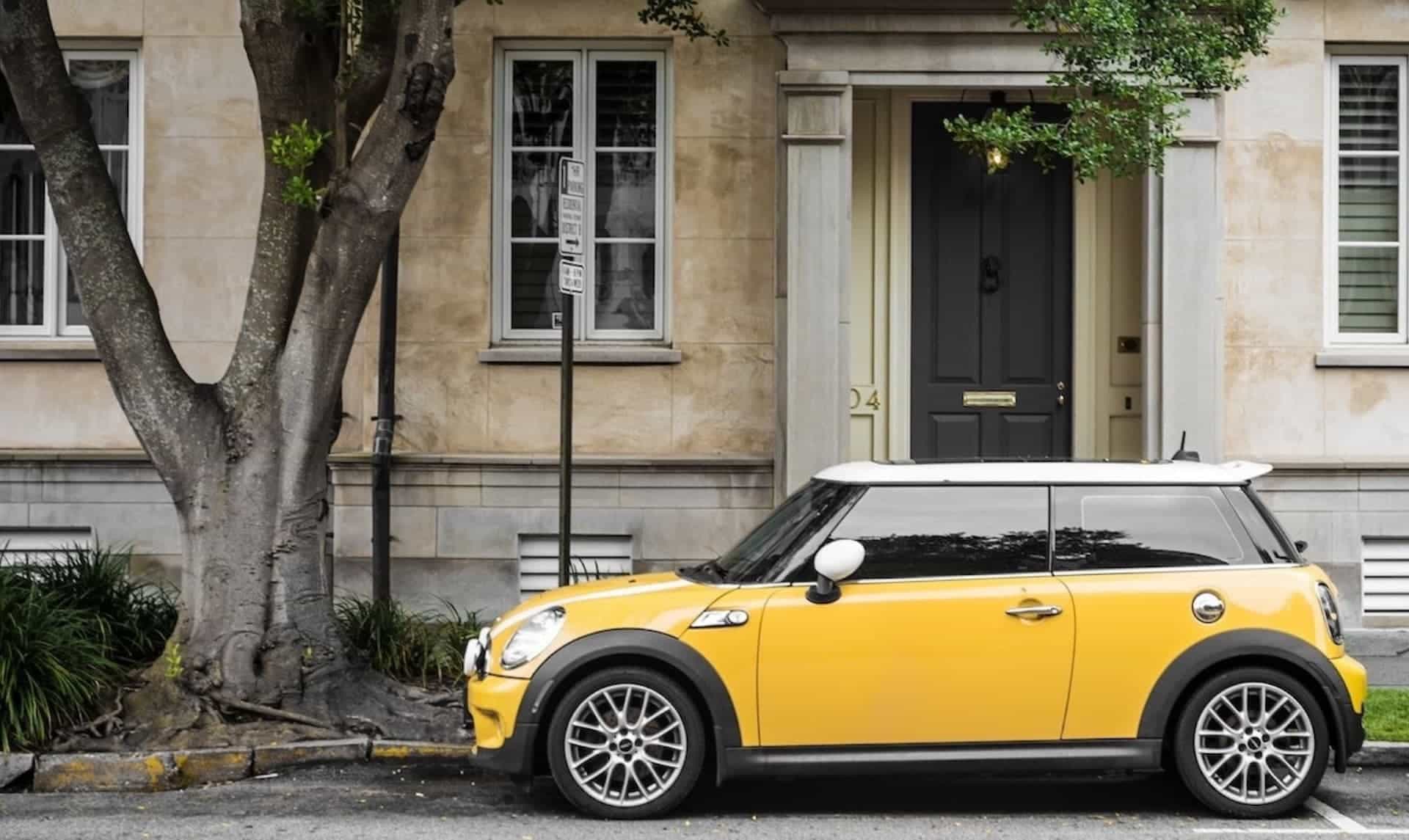 Mini Cooper na ulici před domem