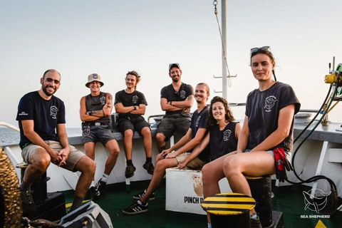 Dobrovolníci Allianz a členové posádky Sea Shepherd na palubě lodi Sea Eagle.