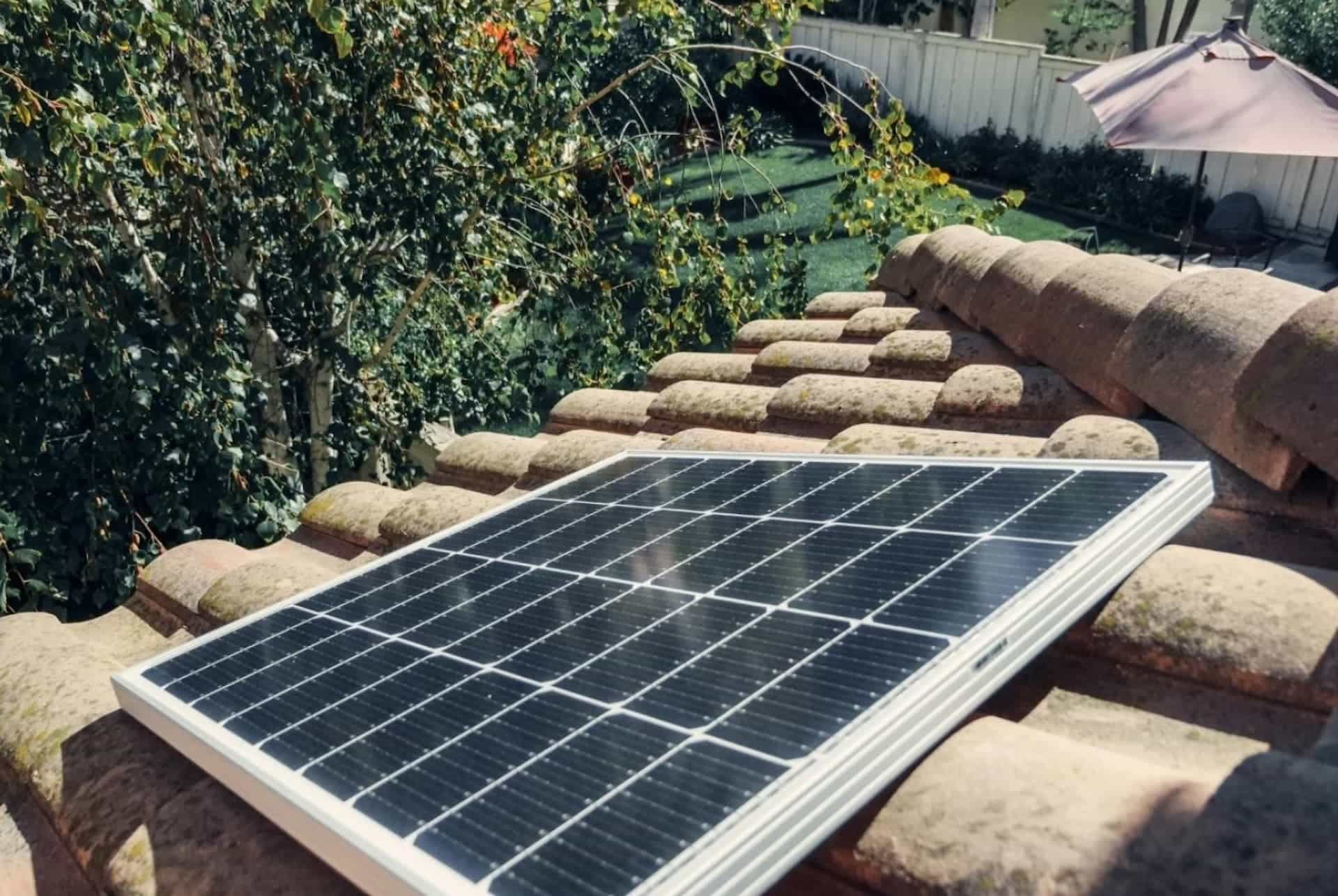 Fotovoltaický panel na střeše