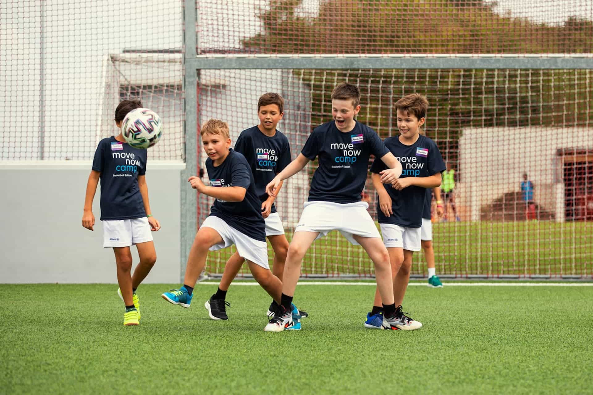 Mladí fotbalisti na hřišti