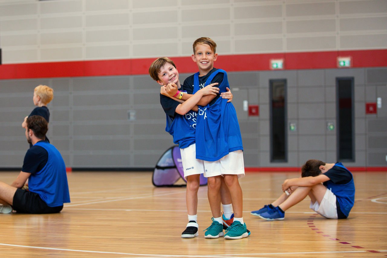 Mladí sportovcí v tělocvičně