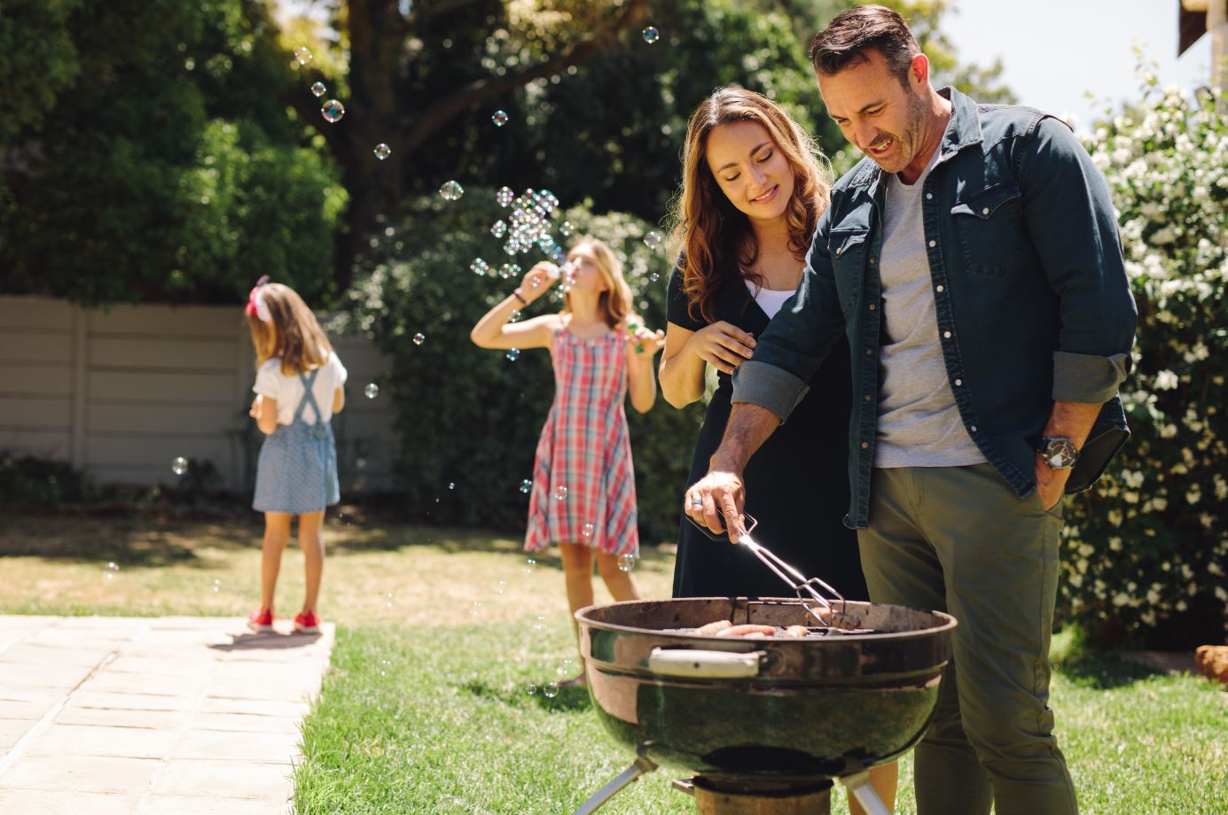 Rodina griluje na zahradě