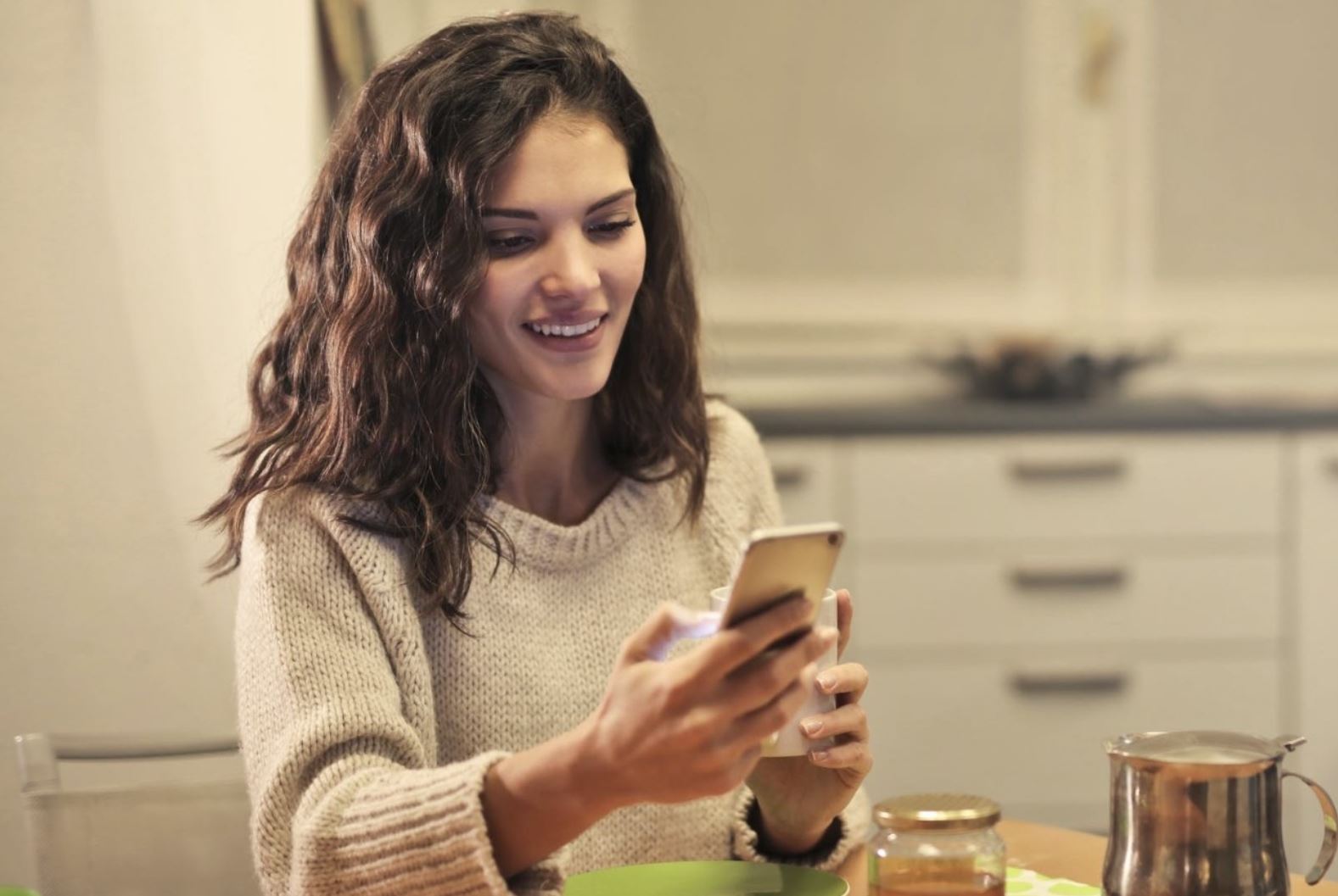 Žena si prohlíží zprávu na telefonu