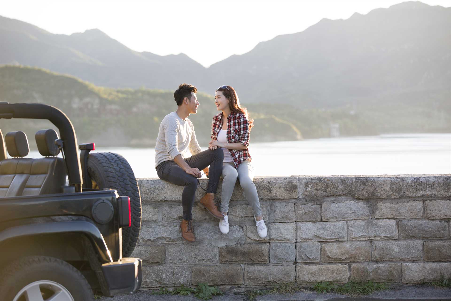 Pár na výletě u jezera