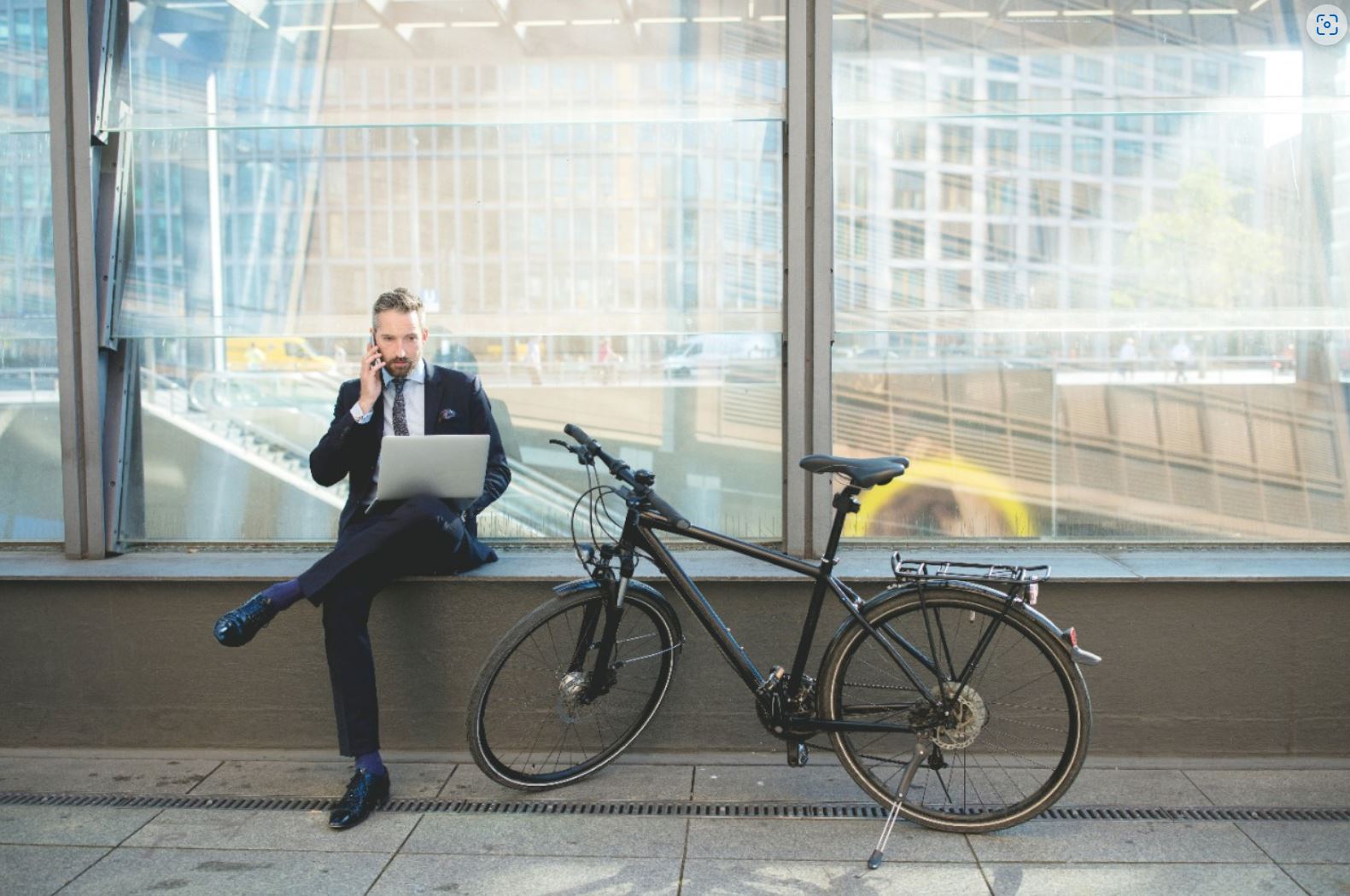 Muž v obleku vedle bicyklu