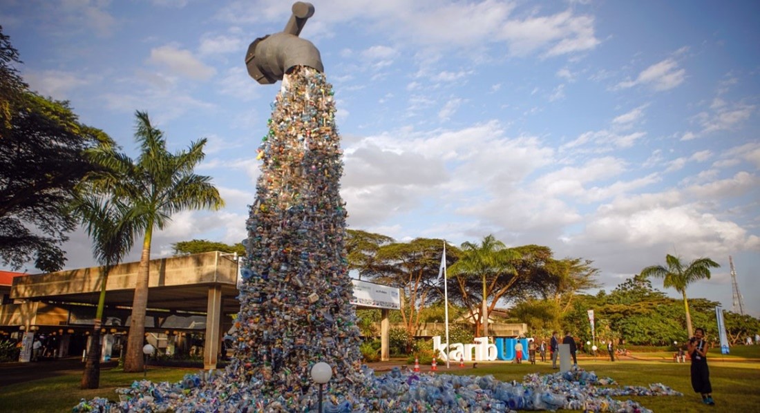 Před místem konání shromáždění OSN pro životní prostředí v keňském Nairobi stojí 30 metrů vysoký pomník s názvem "Zavřete kohoutek s plasty" od kanadského aktivisty a umělce Benjamina von Wonga.