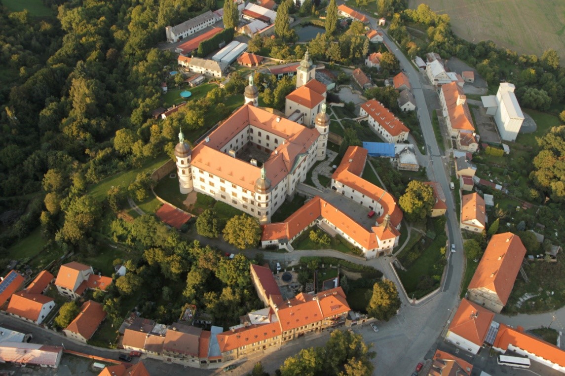 Renesanční zámek Kostelec nad Černými Lesy, Zdeněk Fiedler, CC BY-SA 3.0, via Wikimedia Commons