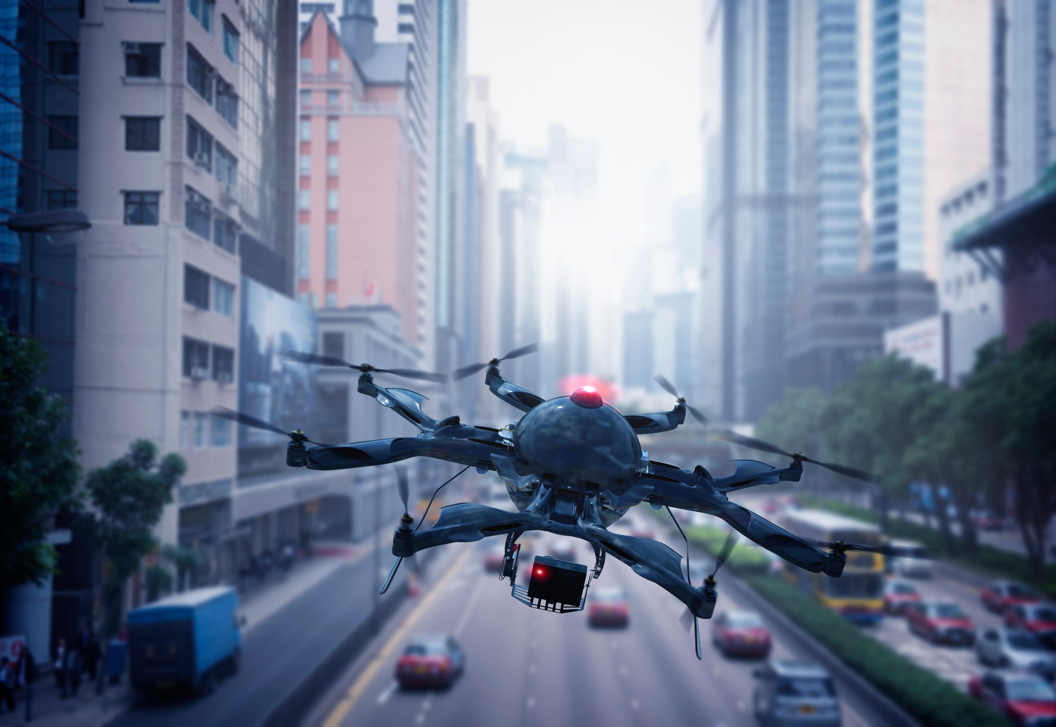 Dron letící městem nad rušnou ulicí