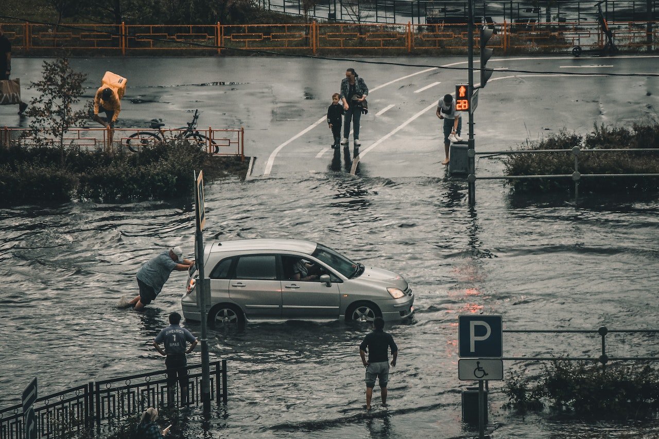 Auto projíždějící záplavy