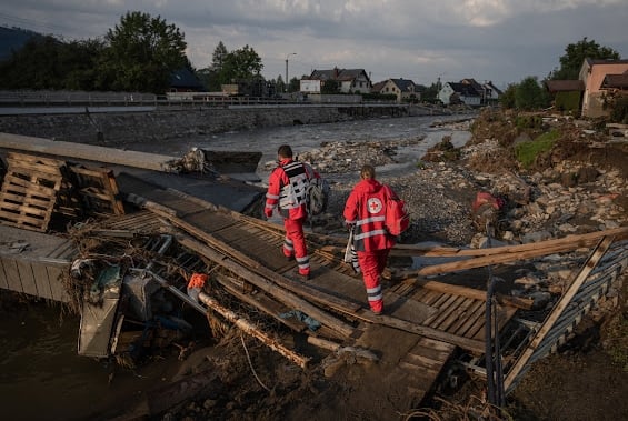 Červený kříž v místě postiženém povodní
