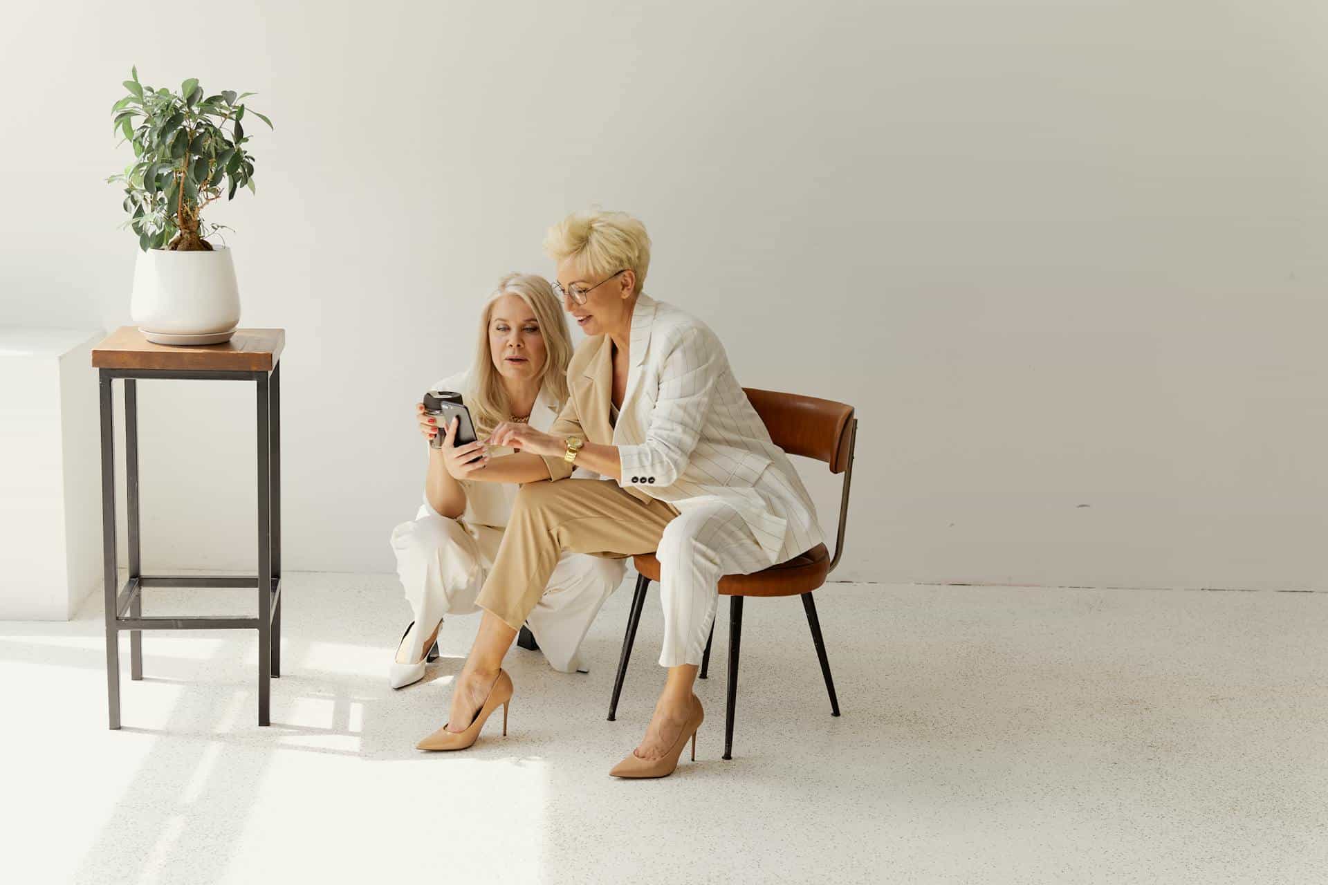 Dámy čtou z mobilu