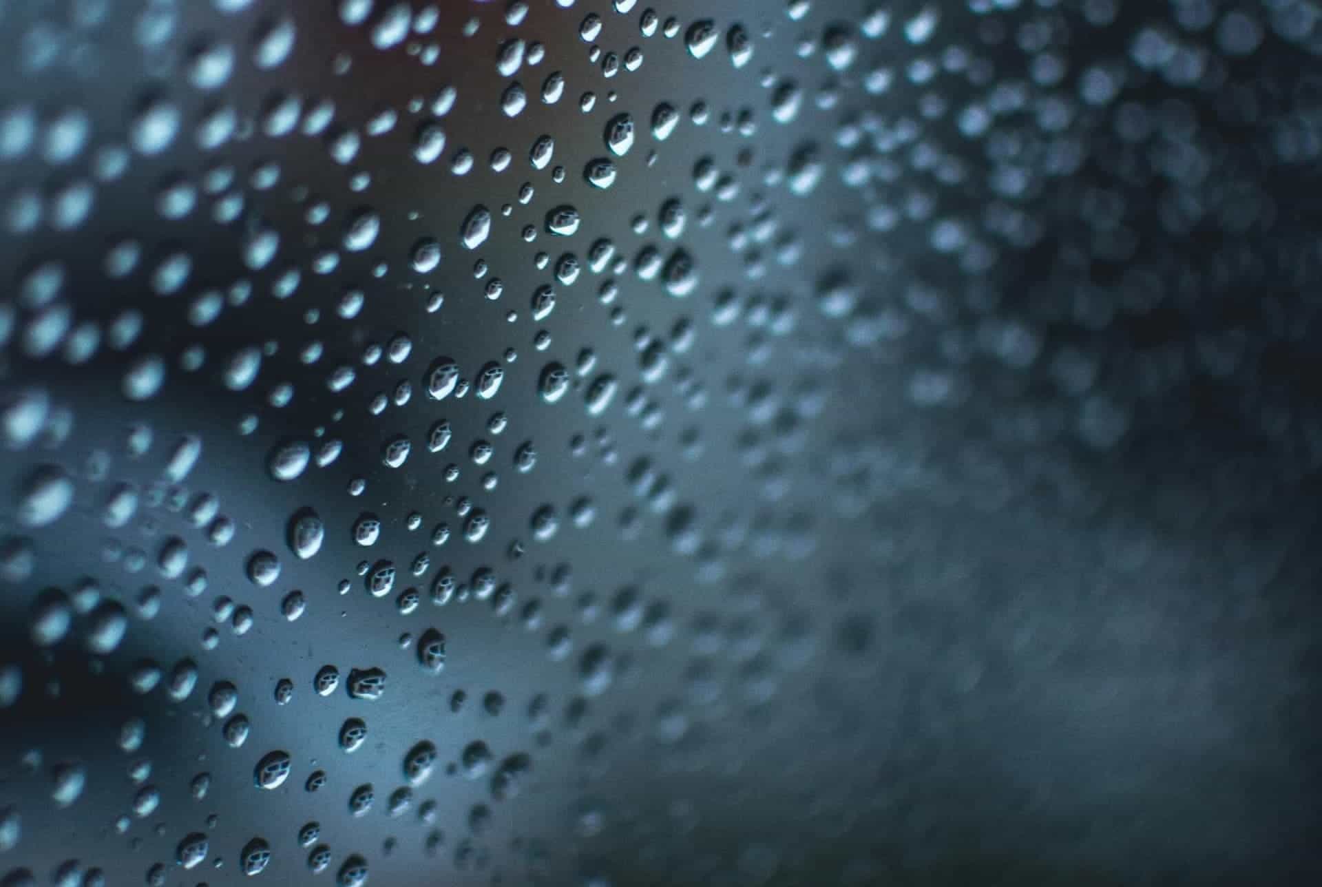 Kapky vody na skle