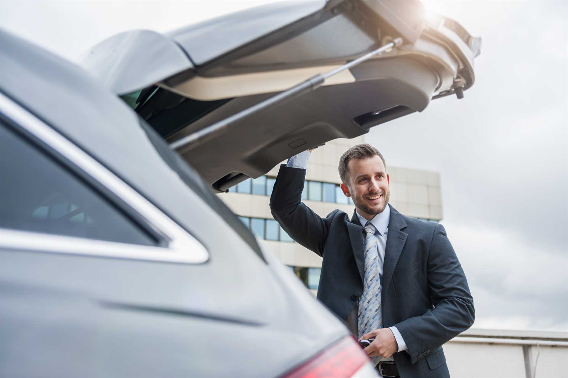 Můž otevíra kufr auta