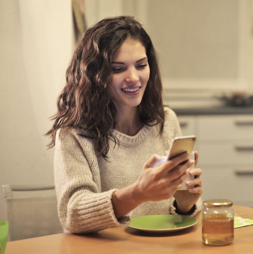 Žena s mobilem v ruce