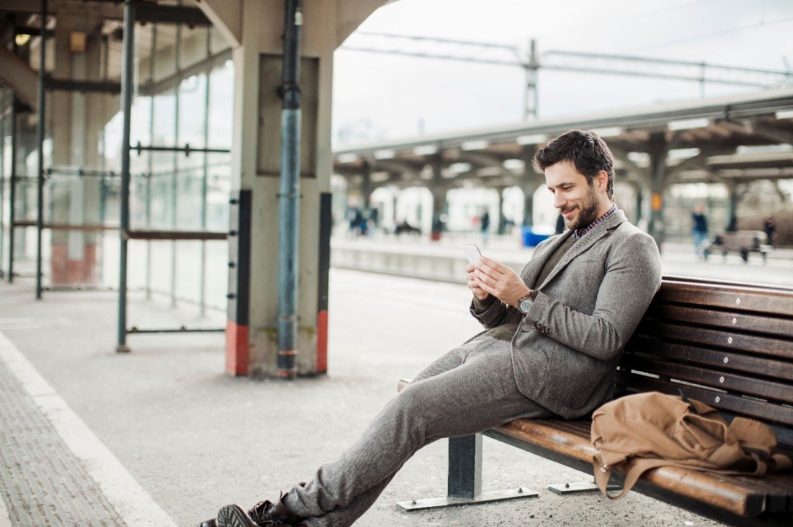 Mladík na lavičce na nádraží