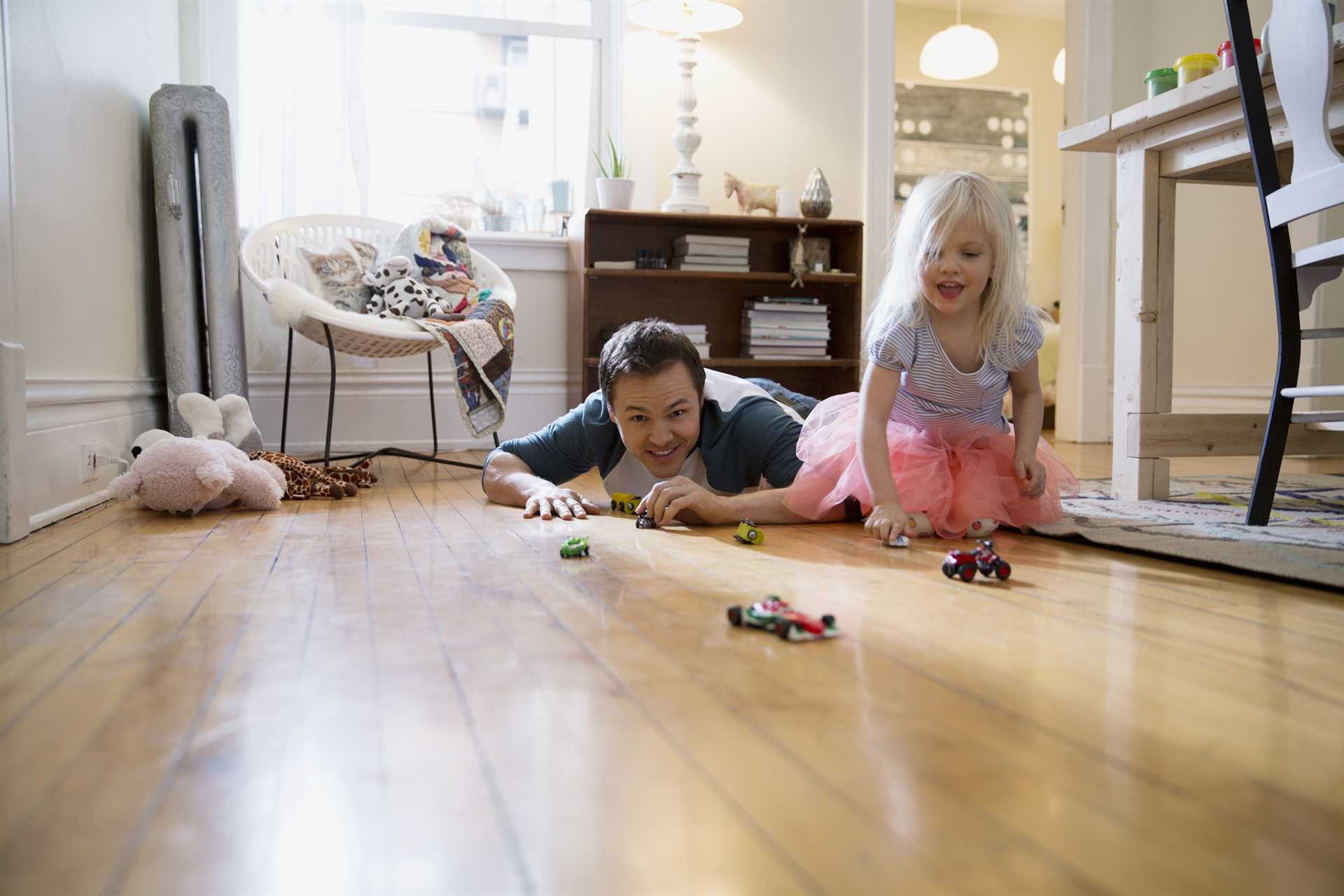 Dcera s tátou v dětském pokoji