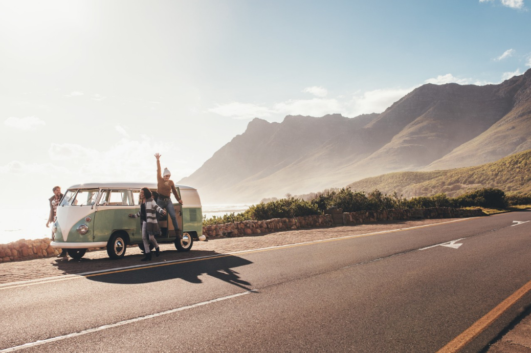 Parta s dodávkou u moře