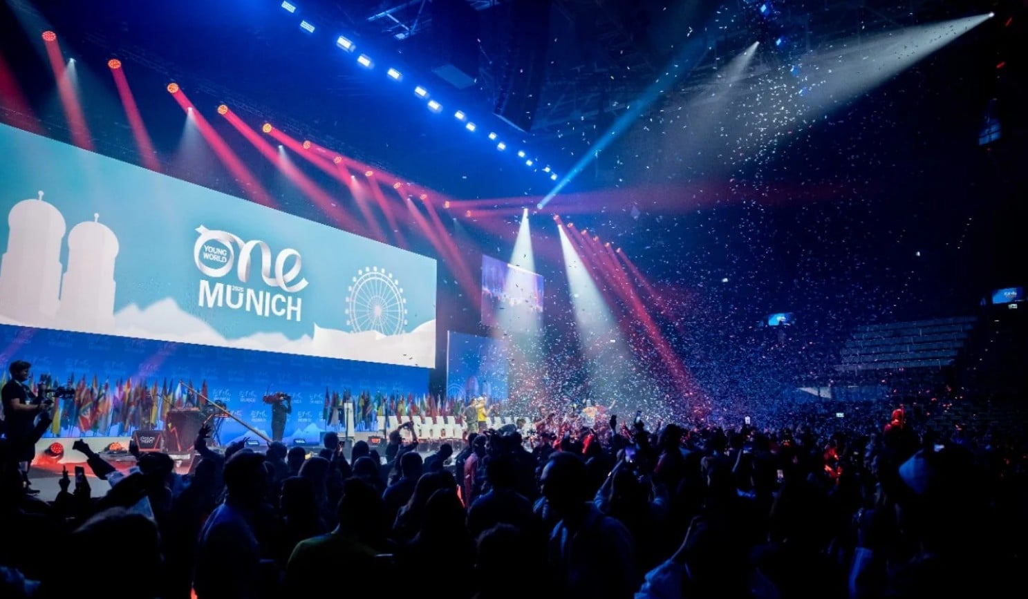 Dívka v růžových šatech o berlích